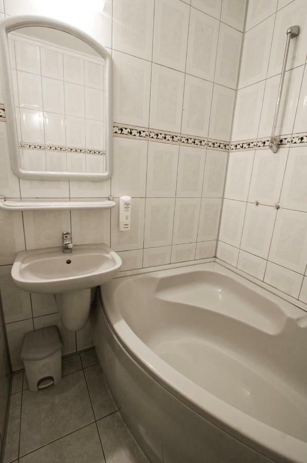 Bialy Orzel Aparthotel Пшемишъл Екстериор снимка